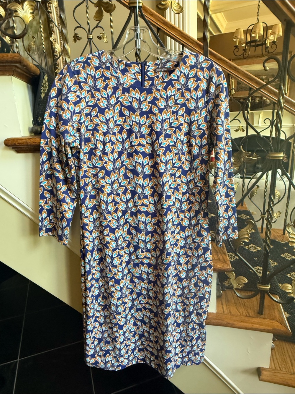 J.McLaughlin leaf pattern dress.Back zip. 3/4 sleeves. Stretchy material. S EUC